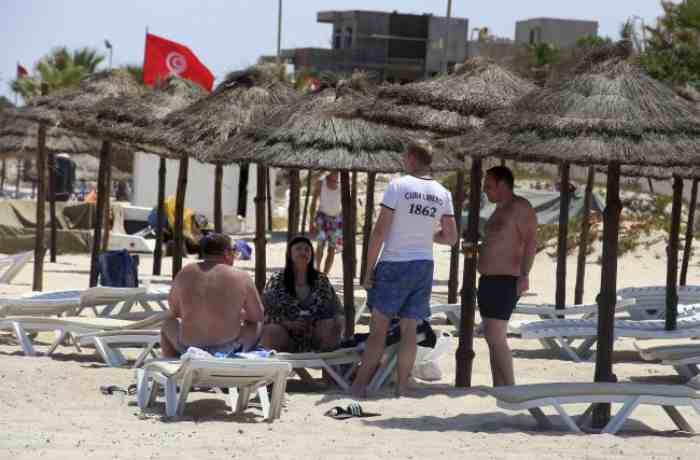 Les touristes affluent en Tunisie alors que les médecins luttent pour lutter contre le covid-19