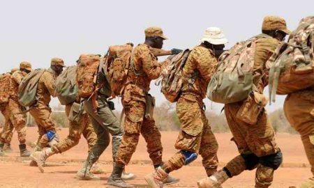 Burkina Faso, 17 militants et cinq volontaires d'une force auxiliaire de l'armée ont été tués