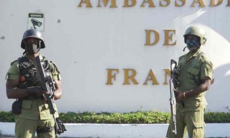 Quatre personnes ont été tuées par un homme armé qui a ouvert le feu devant l'ambassade de France à Dar es Salaam