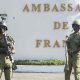 Quatre personnes ont été tuées par un homme armé qui a ouvert le feu devant l'ambassade de France à Dar es Salaam