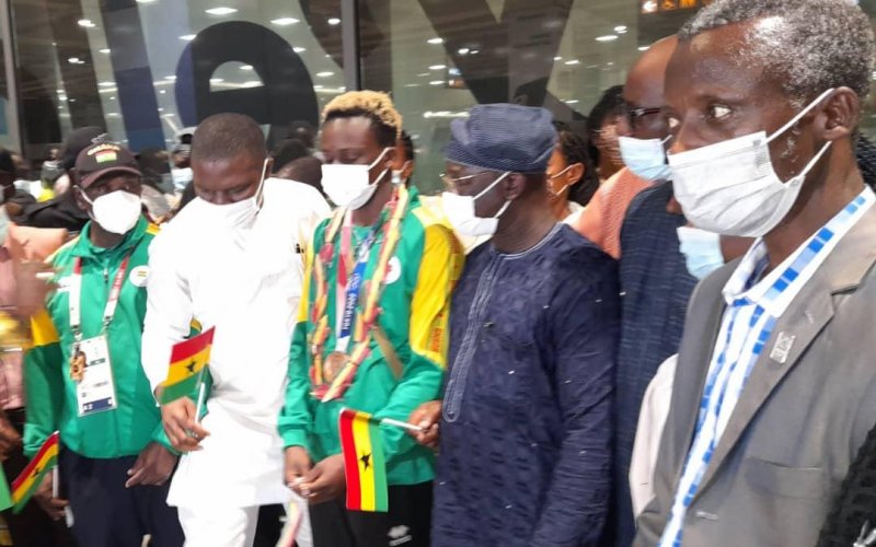 Le médaillé olympique Takyi reçoit un accueil enthousiaste au Ghana