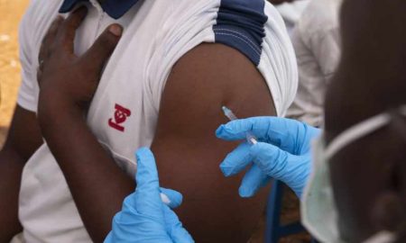 La Tanzanie a vacciné plus de 100 000 personnes alors que le gouvernement met en garde contre les faux certificats de jabs