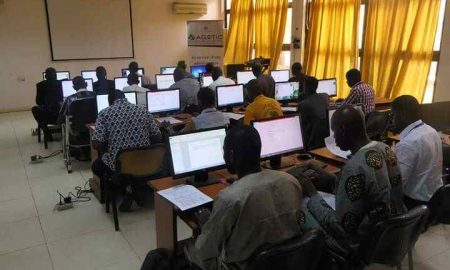 Absa Bank va créer 66 laboratoires informatiques dans les écoles du Kenya