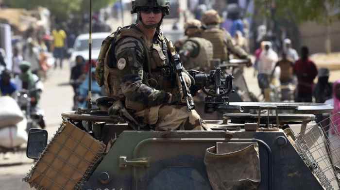 La France annonce le maintien de sa présence militaire au Mali