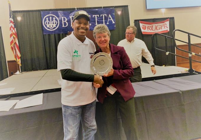 Le tireur d'élite kenyan Peter Njoroge remporte le prix IDPA High International aux États-Unis