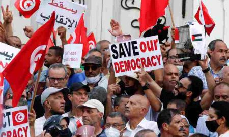 Des Tunisiens manifestent à Paris contre les décisions de Kaîs Saîed et Marzouki appelle le peuple à protéger la démocratie