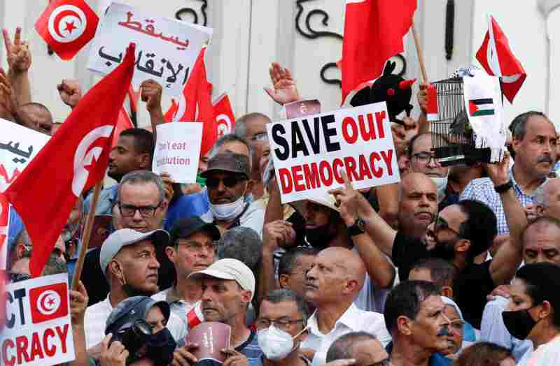 Des Tunisiens manifestent à Paris contre les décisions de Kaîs Saîed et Marzouki appelle le peuple à protéger la démocratie