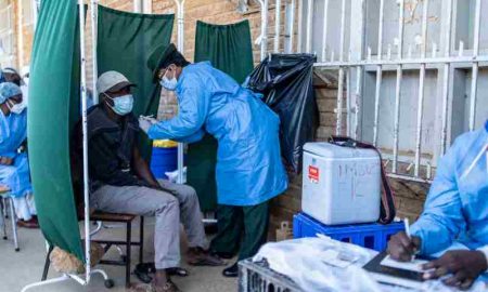 Les militants du Zimbabwe prêchent les vaccins aux fidèles