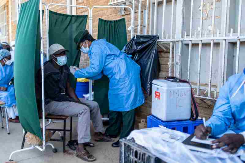 Les militants du Zimbabwe prêchent les vaccins aux fidèles