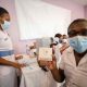 COVID-19 : Seulement 27 pour cent des agents de santé en Afrique ont été complètement vaccinés contre la maladie