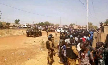 Un convoi français passe après avoir été encerclé par des manifestants au Burkina Faso