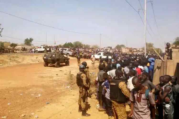 Un convoi français passe après avoir été encerclé par des manifestants au Burkina Faso