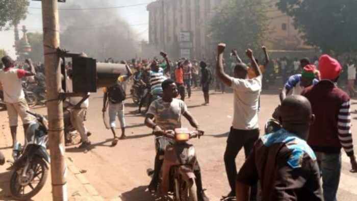 Des manifestants demandent la démission du président burkinabé