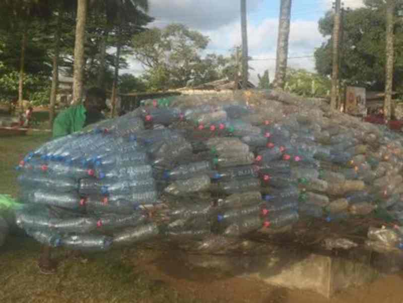 Une baleine géante en plastique sensibilise aux dangers de la pollution marine au Cameroun