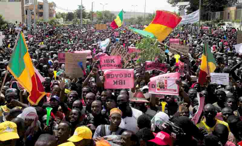 Manifestation de masse en soutien au processus de transition au Mali