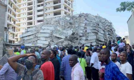 Au moins quatre tués et des dizaines piégés alors qu'un gratte-ciel s'effondre à Lagos au Nigeria