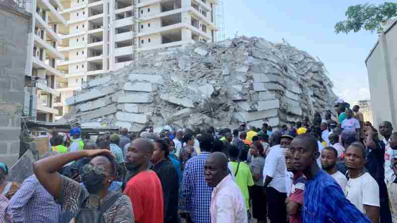 Au moins quatre tués et des dizaines piégés alors qu'un gratte-ciel s'effondre à Lagos au Nigeria
