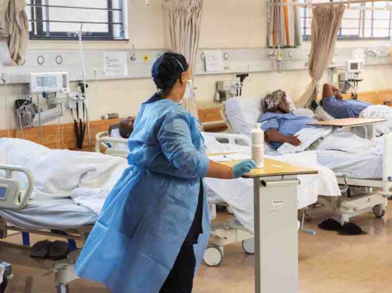 L'Afrique du Sud se prépare pour des hôpitaux supplémentaires après le double des cas d'Omicron