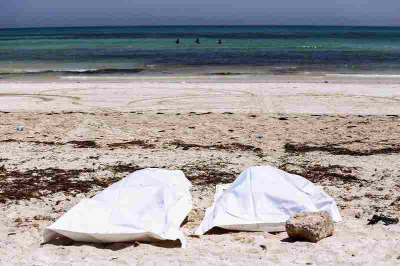 Migration à travers la Méditerranée…Des vagues jettent les corps de 12 migrants sur les côtes libyennes