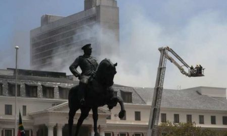 L'opposition accuse le parti au pouvoir d'avoir incendié le parlement sud-africain
