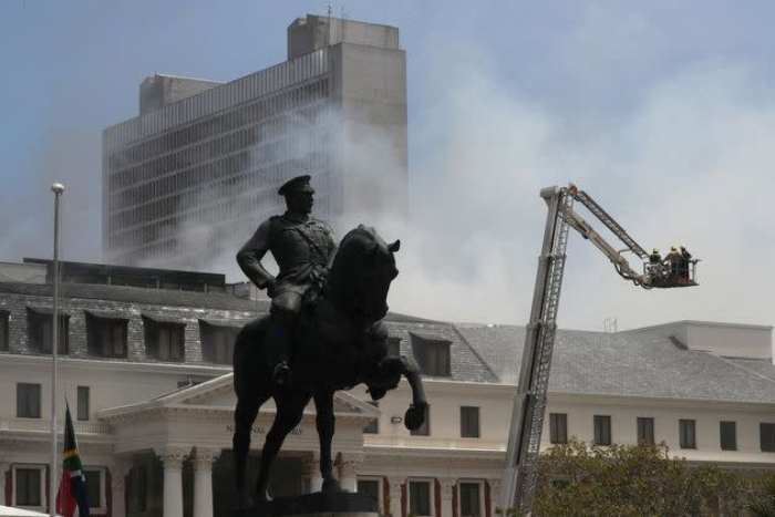 L'opposition accuse le parti au pouvoir d'avoir incendié le parlement sud-africain