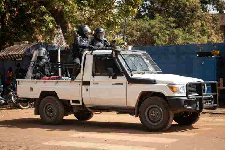 Tir dans des sites militaires au Burkina Faso et le gouvernement nie un coup d'État