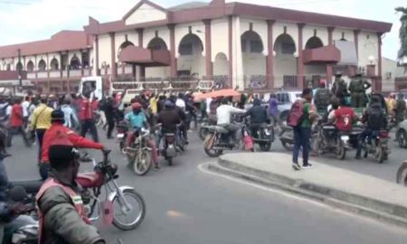 Des peines de prison pour des militants au Cameroun