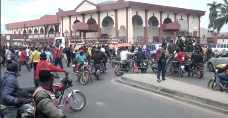 Des peines de prison pour des militants au Cameroun