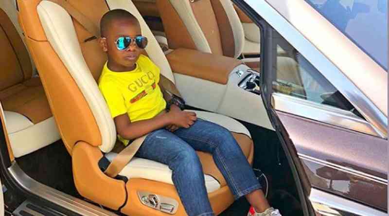 Il possède un avion privé, des palais et une flotte de voitures, découvrez le plus jeune milliardaire nigérian du monde