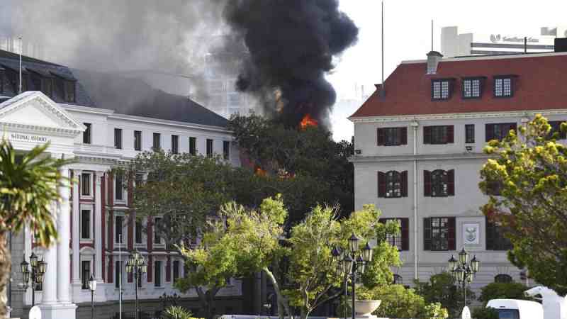 Le Parlement sud-africain au Cap a pris feu tôt dans la journée