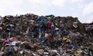 Les vieux vêtements en mauvais état constituent une catastrophe environnementale, l'Afrique devient "la décharge de l'Occident"