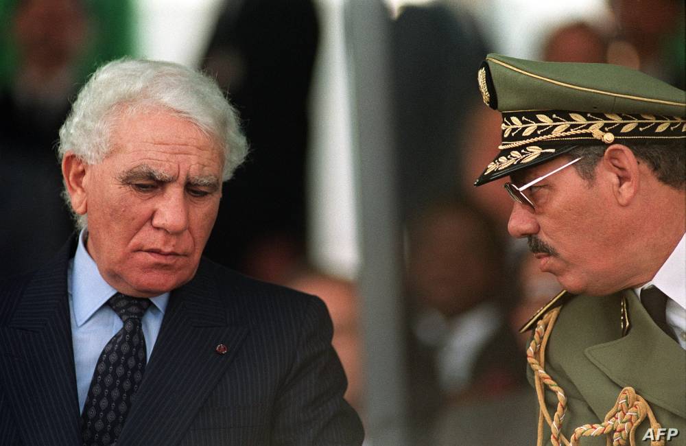 L'ancien ministre algérien de la Défense, le général Nezzar, accusé de crimes de guerre