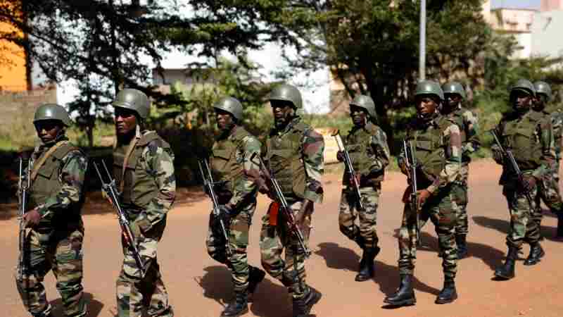 Une organisation de défense des droits humains accuse l'armée malienne et des militants d'avoir commis des atrocités
