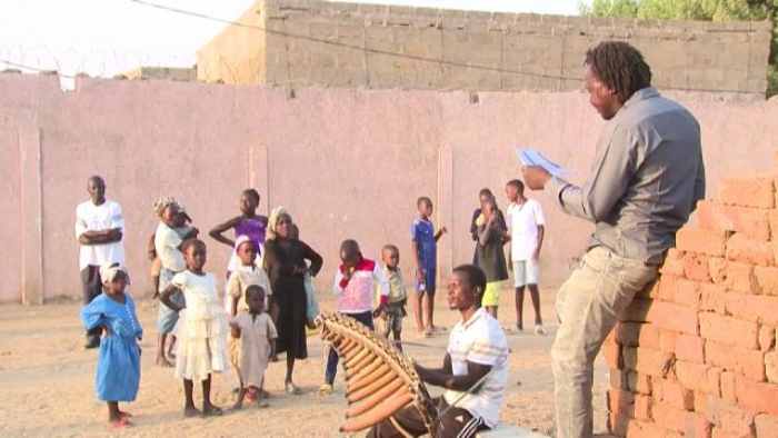 Un acteur tchadien apporte le théâtre dans les quartiers pauvres