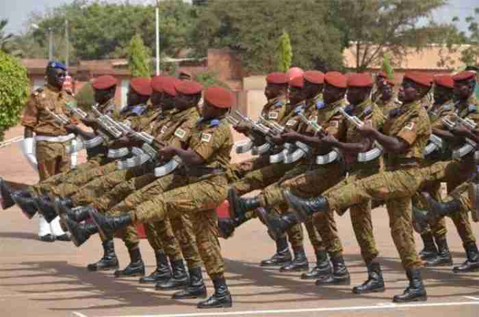 Arrêté présidentiel pour recruter des militaires à la retraite dans un "but national" au Burkina Faso