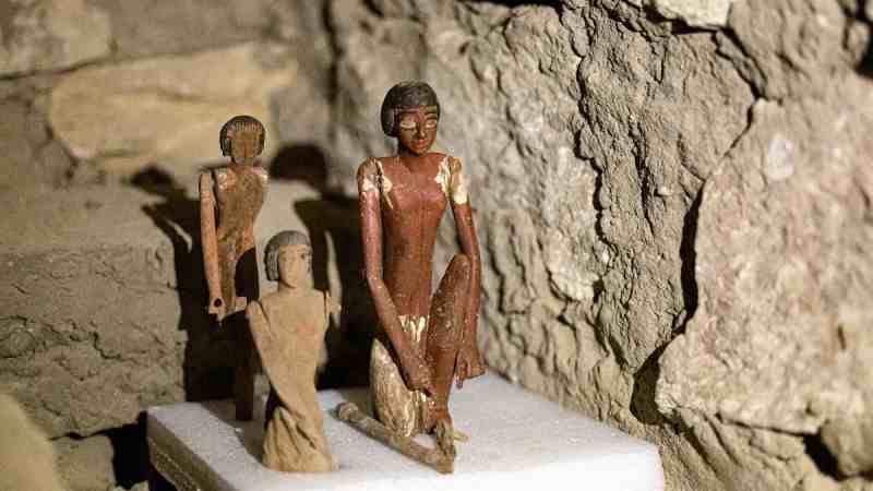 Cinq anciennes tombes égyptiennes découvertes à Saqqarah