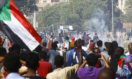 À l'invitation des comités de résistance, des manifestants bloquent des routes à Khartoum pour exiger un régime civil