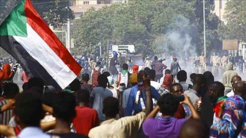 À l'invitation des comités de résistance, des manifestants bloquent des routes à Khartoum pour exiger un régime civil