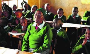 Kenya : Priscilla Sitienei, une élève du primaire de 98 ans, devient un modèle