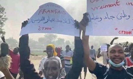 Une manifestation contre la présence française au Tchad hisse le drapeau de la Russie