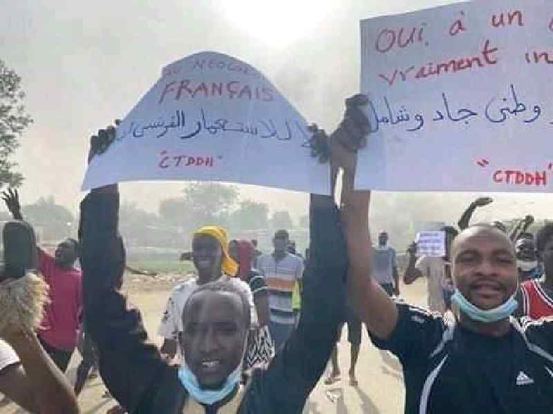 Une manifestation contre la présence française au Tchad hisse le drapeau de la Russie