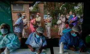 Les cliniques du Zimbabwe se débattent alors que des centaines d'infirmières déménagent au Royaume-Uni