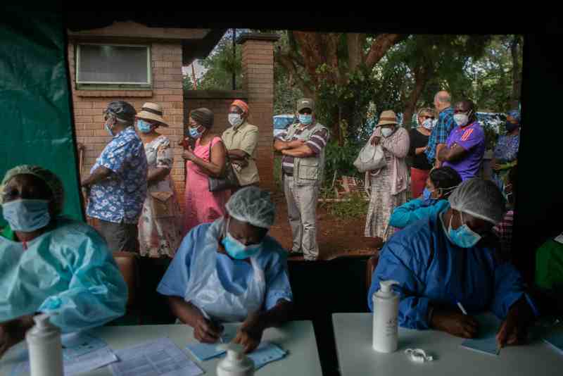 Les cliniques du Zimbabwe se débattent alors que des centaines d'infirmières déménagent au Royaume-Uni