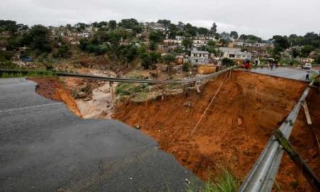 Des manifestants à Durban exigent une action après que les inondations ont coupé l'eau et l'électricité