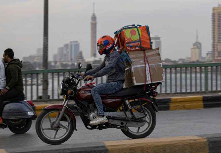 Les travailleurs des plateformes numériques en Égypte se plaignent du manque de protection et de l'absence de lois