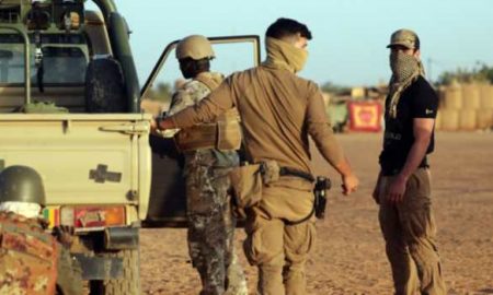 L'armée française a filmé des "mercenaires" russes en train d'enterrer des corps au Mali
