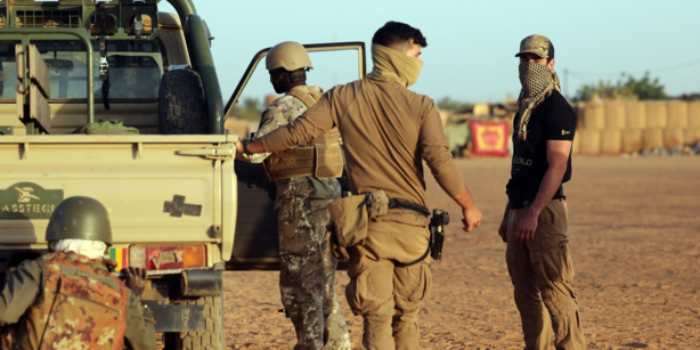 L'armée française a filmé des "mercenaires" russes en train d'enterrer des corps au Mali