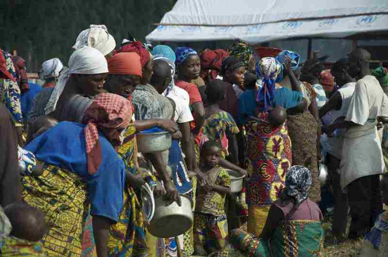 Des milliers de personnes fuient vers l'Ouganda après de violents affrontements en RDC