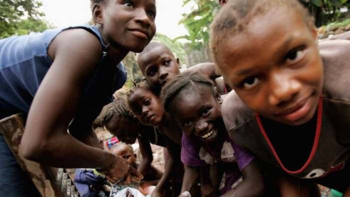 Sierra Leone...L'histoire d'un village pauvre partageant sa nourriture avec des orphelins