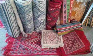 Des femmes tunisiennes fabriquent des tapis écologiques à partir de chiffons